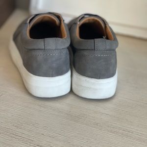 Report grey sneakers